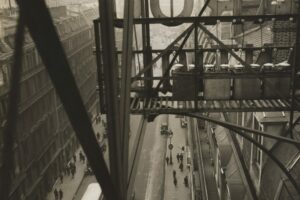 Germaine Krull, Rue Auber à Paris Tirage argentique sur gélatine 24 x 18 cm