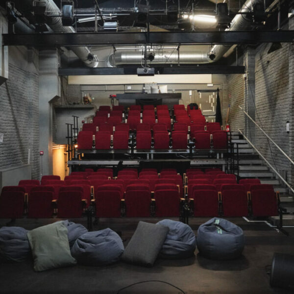 Grande salle: semi-gradins + poufs Grande salle: semi-gradins + poufs